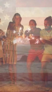 Amerika Birleşik Devletleri bayrağının animasyonu. Kumsalda maytapları olan farklı arkadaşlara karşı. Amerikan vatanseverliği ve bağımsızlık kavramı dijital olarak oluşturulmuş video.