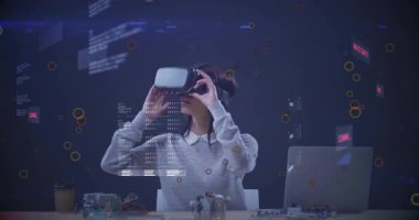 VR kulaklık takan, animasyon ve renkli dijital çemberlerle etkileşime giren biri. Sanal gerçeklik, teknoloji, sürükleyici, etkileşimli, fütüristik, eğlenceli