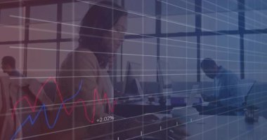 Ofiste, dizüstü bilgisayarda çalışan iş kadınının finansal grafiklerinin animasyonu. Finans, teknoloji, veri, analitik, yatırım, şirket