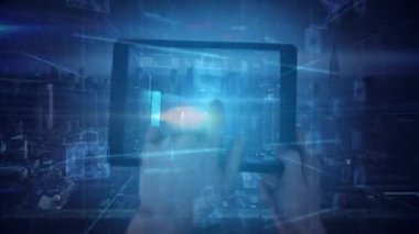 Fütürist mavi arka plan üzerinde dijital kilit animasyonu olan tableti tutan eller. Teknoloji, siber güvenlik, şifreleme, internet, yenilik, koruma