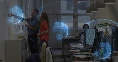 Modern ofiste dokümanları tartışan iş arkadaşlarının dijital dünya animasyonu. İşbirliği, takım çalışması, yenilik, teknoloji, iş, planlama