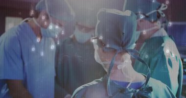 Okulda cerrahlar dijital animasyon sahnesiyle ameliyat yapıyorlar. Cerrahi, teknoloji, sağlık, yenilik, takım çalışması, tıp