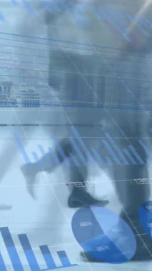Yürüyen iş adamları üzerinde finansal veri işleme animasyonu. küresel iş, finans ve dijital arayüz kavramı dijital olarak oluşturulmuş video.