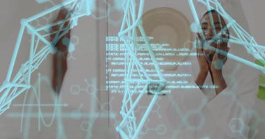 Aynada yüzün incelenmesi, dijital veri örtülerinin animasyonunu izleyen bir kadın. Teknoloji, yenilik, modern, gelecekçi, analiz, yansıma