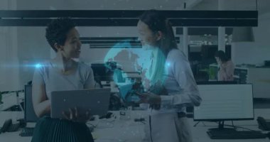 Dijital dünya animasyon örtüsü ile birlikte çalışan iki kadın. İş, takım çalışması, işbirliği, yenilik, teknoloji, ağ