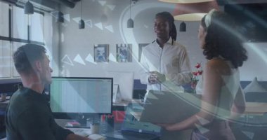 Ofiste, iş ekibi animasyon grafikleriyle veri analizini tartışıyor. Takım çalışması, işbirliği, beyin fırtınası, teknoloji, yenilik, toplantı