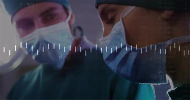 Cerrahi giyimli tıp uzmanları, ölçü skalasıyla animasyonu örtüyor. Sağlık, ameliyat, teknoloji, hastane, takım çalışması, hassasiyet