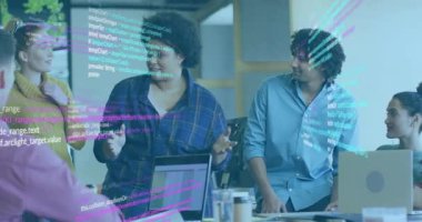 Dijital kod ile birlikte çalışan çeşitli takımlar animasyonu üstüste koyuyor. Teknoloji, takım çalışması, yenilik, işbirliği, beyin fırtınası, girişim