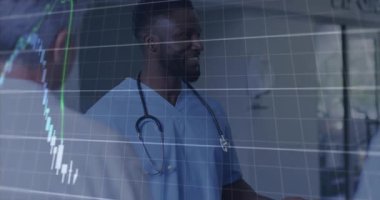 Finansal piyasa grafiği animasyonuyla steteskop kullanan bir sağlık uzmanı. teknoloji, yenilik, finans, analiz, veri, yatırım