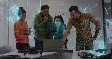 Dijital dünya ve veri ağı animasyonu üzerinde çalışan çeşitli ekipler. İşbirliği, takım çalışması, teknoloji, yenilik, iş dünyası, şirket