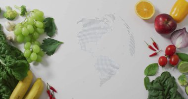 Beyaz arka planda taze meyve ve sebzeler üzerinde dönen küresel görüntü. Sağlıklı, gıda, beslenme, diyet, küresel, sürdürülebilirlik