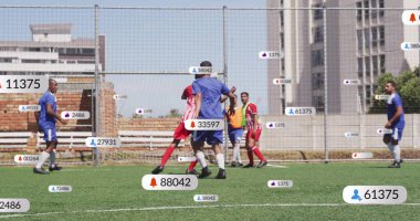 Sahadaki çeşitli futbolcuların simge ve dijital veri işleme görüntüleri. Küresel spor, sosyal medya, bağlantılar, hesaplama ve veri işleme kavramı dijital olarak oluşturuldu.