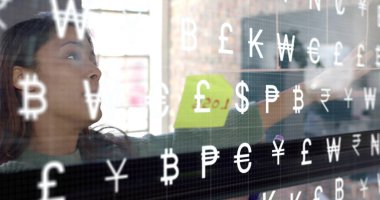 Ofisteki çeşitli iş adamları üzerinde para ve veri işleme imajı. Küresel finans, iş, bağlantılar, hesaplama ve veri işleme kavramı dijital olarak oluşturuldu.