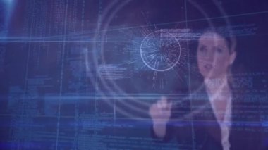 Dijital arayüzle etkileşim, iş kadını veri işlemek için animasyon kullanıyor. Teknoloji, yenilik, analiz, modern, gelecekçi, iletişim