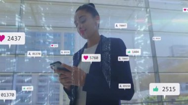 Animasyon tarzında sosyal medya tebligatları olan akıllı telefon kullanan bir iş kadını. Teknoloji, iletişim, ağ, dijital, çevrimiçi, sanal