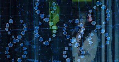 Verileri dijital grafiklerle analiz etmek, ofisteki kadın okul için animasyon yaratıyor. Veri analizi, dijital teknoloji, eğitim, grafikler, yaratıcılık