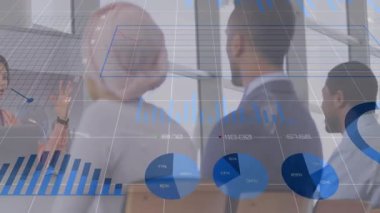 Veri tabloları ve grafikler sunuluyor, iş kadını okul toplantısında animasyon kullanıyor. sunum, işbirliği, girişimci, takım çalışması, analiz