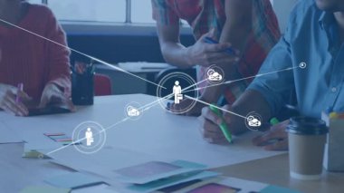 Ağ bağlantıları animasyon üstüste dizili ortak bir ekip masasında çalışıyor. İşbirliği, takım çalışması, teknoloji, iletişim, dijital, yenilik