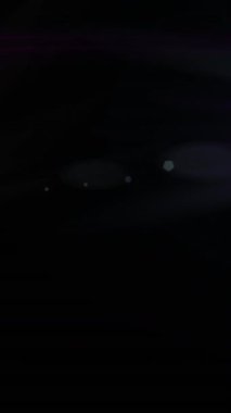 Siyah arka planda mor ve pembe parlayan ışığın animasyonu. ışık ve hareket kavramı dijital olarak oluşturulmuş video.