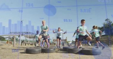 Açık havada egzersiz yapmak, çocuklar grafiklerin ve sayıların animasyonuyla etkileşime girmek. Teknoloji, hayal gücü, gelecek, eğitim, artırılmış gerçeklik, yaratıcılık