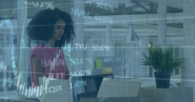 Dizüstü bilgisayarla çalışan iş kadını, ofisteki borsa animasyon verilerini analiz ediyor. finans, teknoloji, meslek, analiz, yatırım, ticaret