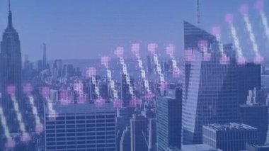 Gökdelenler ve temiz gökyüzü ile şehir silueti üzerinde dijital veri animasyonu. Teknoloji, yenilik, şehir, bağlantı, ağ, fütüristik
