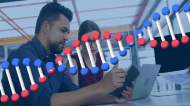 Ofiste işbirliği, dijital cihazları olan çeşitli profesyoneller, DNA dizilimi animasyonu. İş, takım çalışması, teknoloji, çeşitlilik, yenilik, işbirliği