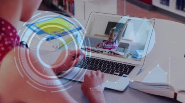 Bilgisayar ekranında dijital arayüz animasyonu ile el sallayan çocuk. Teknoloji, iletişim, sanal, çevrimiçi, bağlantı, etkileşim