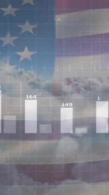 Bulutların ve Amerika bayrağının üzerinde veri işleme animasyonu. küresel iş, finans, bağlantılar ve dijital arayüz konsepti dijital olarak oluşturulmuş video.