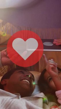 Medya ikonlarının mutlu Afro-Amerikan babası ve kızının tablet kullanması üzerine animasyonu. Uluslararası Aileler Günü ve dijital olarak üretilen video konsepti.