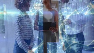 Ofisteki çeşitli insanlar üzerinde bağlantılar ve veri işleme animasyonu ağı. Teknoloji, iletişim, ağ, dijital, takım çalışması, işbirliği