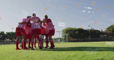 Futbol takımı dijital veri işleme animasyonlarıyla sahada toplanıyor. Takım çalışması, spor, strateji, teknoloji, analitik, koçluk