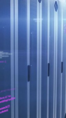 Sunucu odasında veri işleme animasyonu. küresel iş ve dijital arayüz kavramı dijital olarak oluşturulmuş video.