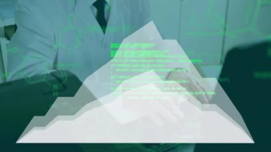 Laboratuvarda kimyasal formüller ve animasyonlarla çalışan bilim adamı verileri analiz ediyor. araştırma, kimya, veri analizi, deney, yenilik, keşif