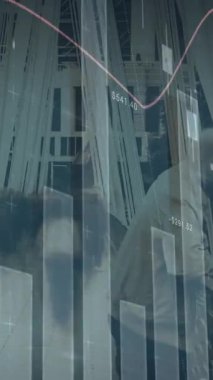 Ofisteki iş adamları üzerinde istatistik ve finansal veri işleme animasyonu. iş, finans ve veri işleme kavramı dijital olarak oluşturulmuş video.