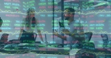 Modern ofiste tartışan iş adamlarının borsa veri animasyonu. Maliye, takım çalışması, iş arkadaşları, dijital, analitik, ticaret