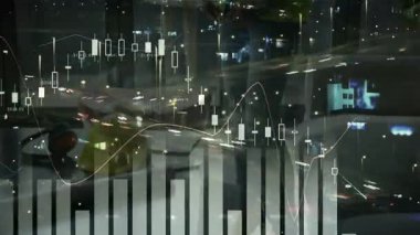 Finansal veri tabloları ve geceleri şehir manzarasını kaplayan grafiklerin animasyonu. Finans, teknoloji, iş dünyası, ekonomi, istatistik, analiz