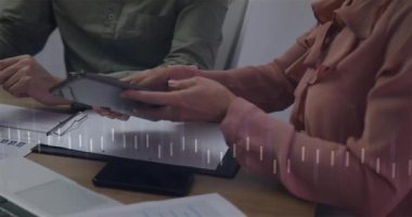 Tablet üzerinde işbirliği yapan, veri işleme animasyon örtüsüyle uğraşan insanlar. Teknoloji, takım çalışması, yenilik, beyin fırtınası, analitik, dijital