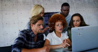 Ofiste işbirliği yaparken, çeşitli meslektaşlar animasyon verileri eşleştirerek dizüstü bilgisayar kullanıyorlar. Takım çalışması, işbirliği, teknoloji, iş arkadaşları, beyin fırtınası, dijital