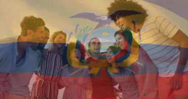 Birlikte gülüyorlar, arka planda Ekvador bayrağı animasyonu olan çeşitli arkadaşlar. kutlama, çeşitlilik, çok kültürlü, birlik, mutluluk, topluluk