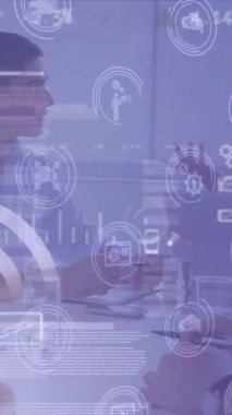 Ofisteki çeşitli iş adamları üzerinde grafik ve simgelerin canlandırılması. business, network, links ve teknoloji konsepti dijital olarak oluşturulmuş video.