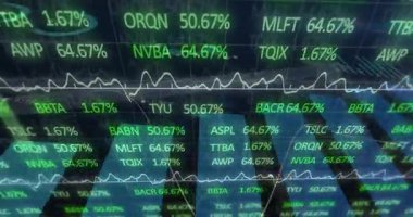 Değişen finansal veriler, borsa grafikleri ve grafiklerinin animasyonu gösteriliyor. Maliye, ekonomi, yatırım, analiz, ticaret, büyüme