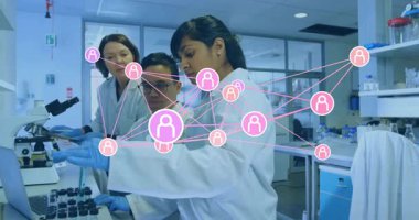 Laboratuvarda, ağ bağlantılarıyla çalışan bilim adamları animasyonu örtüyor. Teknoloji, yenilik, araştırma, bilim, dijital, analiz