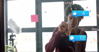 Cam duvara resim çizmek, okuldaki sosyal medya ikonlarıyla animasyon yapan kişi. yaratıcılık, teknoloji, eğitim, yenilik, tasarım, kavram