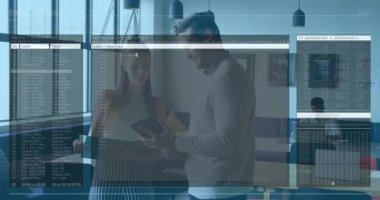 Modern ofiste işbirliği yapan iki kişinin kod ve veri işleme animasyonu. Teknoloji, takım çalışması, yenilik, kodlama, işbirliği, bilgisayarlar