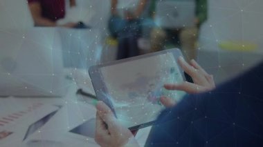 Dijital ağ animasyonlu tablet tutmak, modern ofis ortamında eller. Teknoloji, yenilik, iletişim, dokunmatik ekran, bağlantı, iş