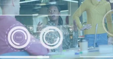 Çeşitli takım tartışmalarını kapsayan veri işleme animasyonuyla iş toplantısı. takım çalışması, işbirliği, veri analizi, yenilik, teknoloji, kurumsal