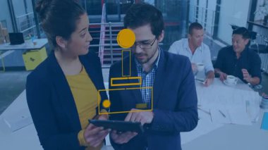 Tablet üzerinde tartışılan, geometrik animasyonu olan iş adamları ofiste. teknoloji, takım çalışması, yenilik, dijital, toplantı, işbirliği