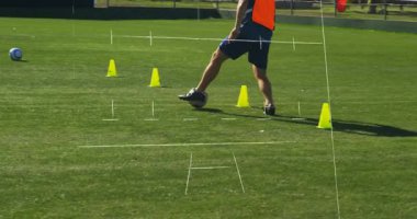 Sahada stratejik işaretlerle antrenman yapan futbolcu animasyonla örtüşüyor. Futbol, spor, atlet, strateji, rekabet, egzersiz