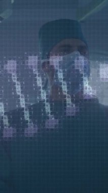 Yüz maskeli beyaz cerrahların üzerinde DNA iplikçikleri var. covid 19 pandemik konsept sırasında dijital olarak üretilen video boyunca küresel araştırma ve tıp.